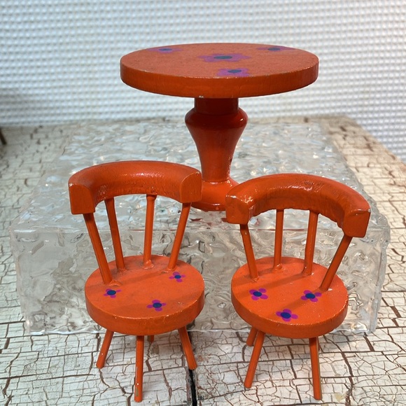 Dollhouse table and two chairs - Picture 3 of 6